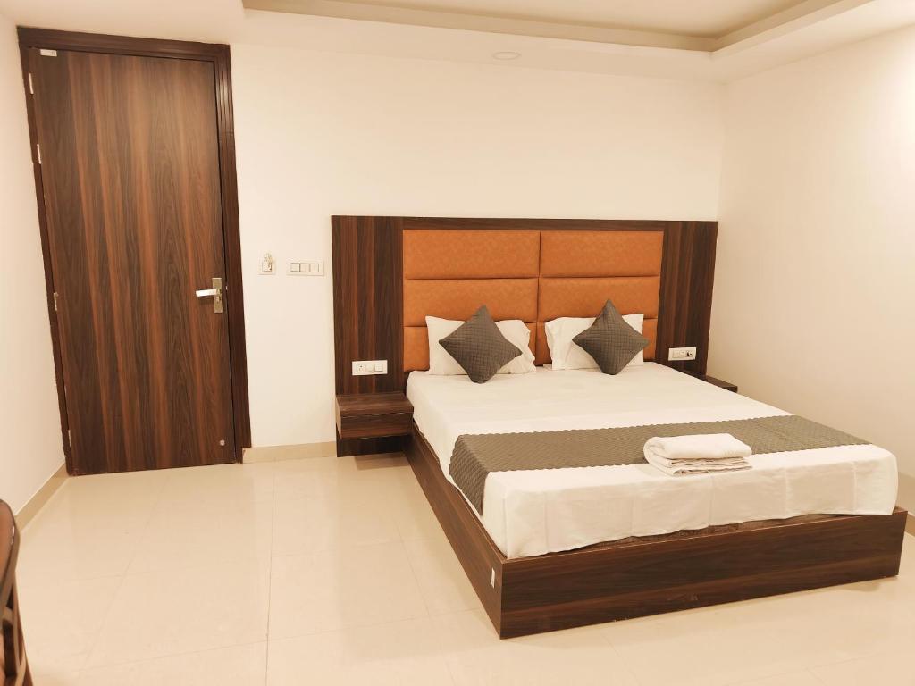 Postel nebo postele na pokoji v ubytování Hotel Krone Plaza Near IGI Airport Delhi