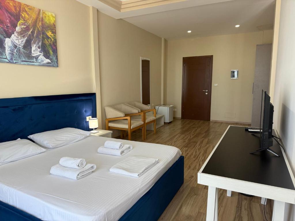 TV a/nebo společenská místnost v ubytování AMĀIA Hotel & Restaurant