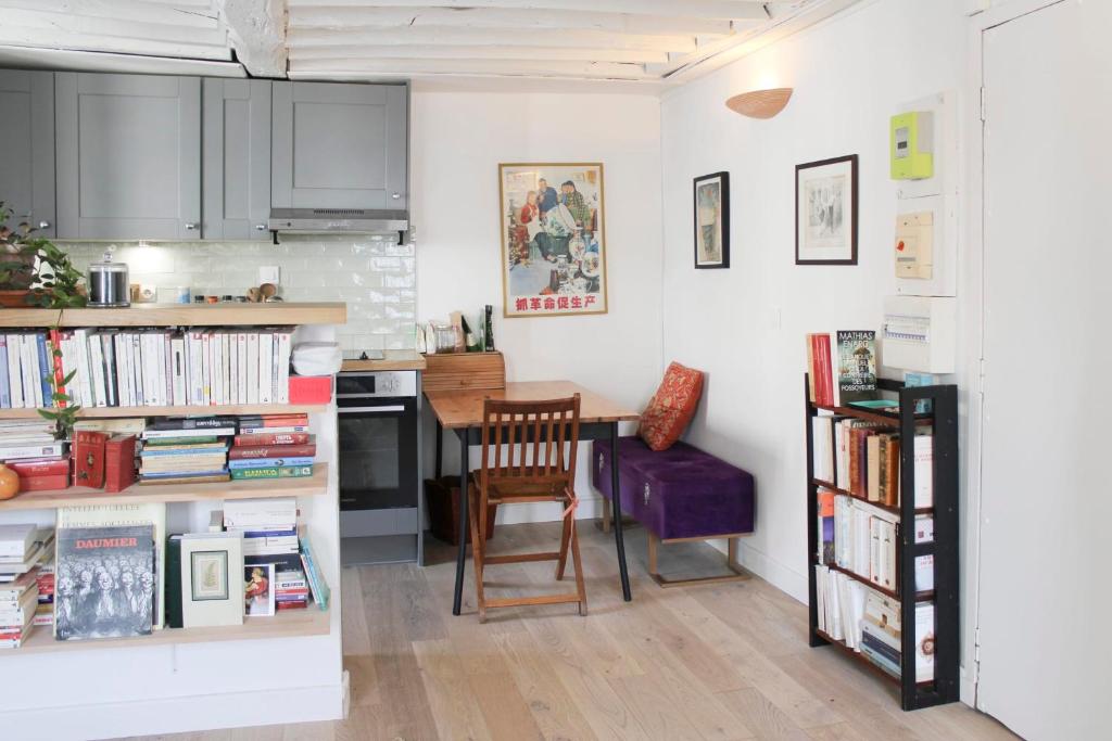 une petite cuisine avec une table et une chaise dans l'établissement Beautiful studio for couple with courtyard, à Paris