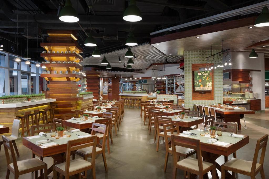 Restaurace v ubytování Kerry Hotel Pudong, Shanghai - Indoor Connecting to Shanghai New International Expo Centre