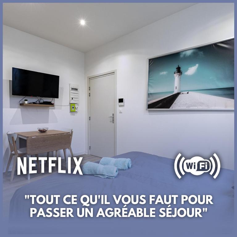 une chambre avec un lit, une télévision et un phare dans l'établissement Studio hyper centre, à Strasbourg