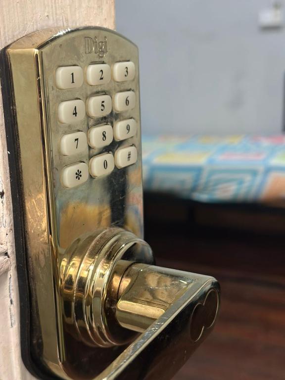 La PorteñaIDEAL Love的关闭门上的遥控器