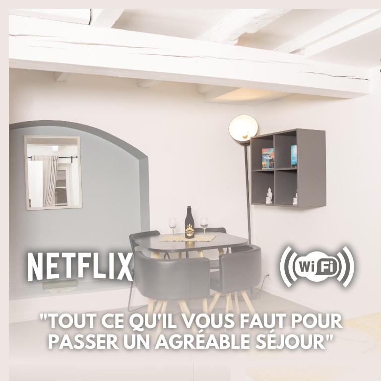 Cette chambre comprend une table et un miroir. dans l'établissement Appartement au Cœur de Strasbourg, à Strasbourg