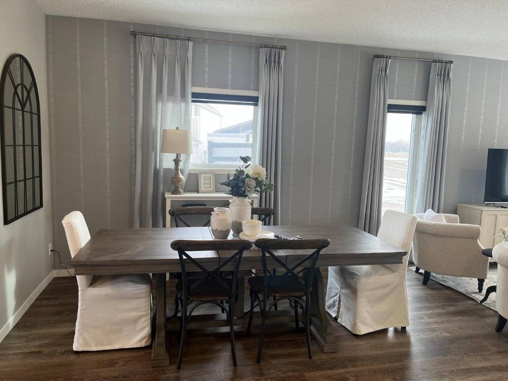 TV a/nebo společenská místnost v ubytování Le Reve Show Home 3BD, AC, sleep 9 , Beaumont