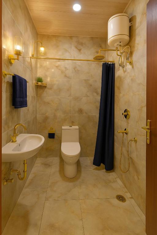 Koupelna v ubytování Hotel Rajnandani Palace Ayodhya By IQ Hotels - A Regal Stay Just Steps from Ram Mandir
