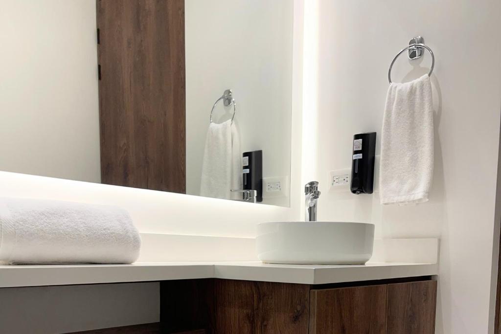 Postel nebo postele na pokoji v ubytování VOU Suites