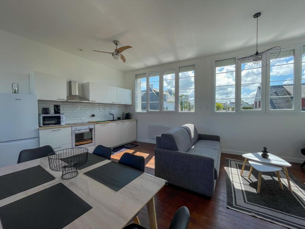 une cuisine et un salon avec une table et un canapé dans l'établissement Echappée Paimpolaise, à Paimpol