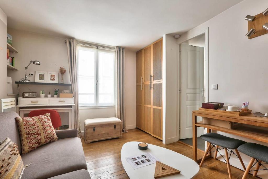 un salon avec un canapé et une table dans l'établissement Modern Renovated studio cozy and quiet, à Paris