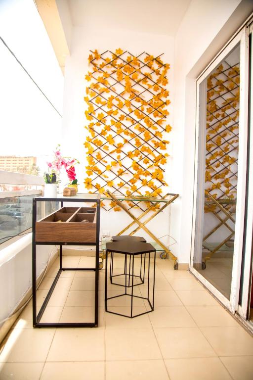 a room with a table and a chair on a balcony at Studio meublé vue sur Mer in Dakar