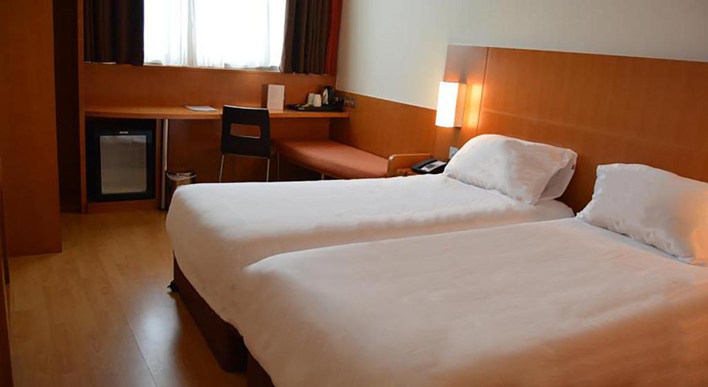 Ein Bett oder Betten in einem Zimmer der Unterkunft Ibis Abu Dhabi Gate