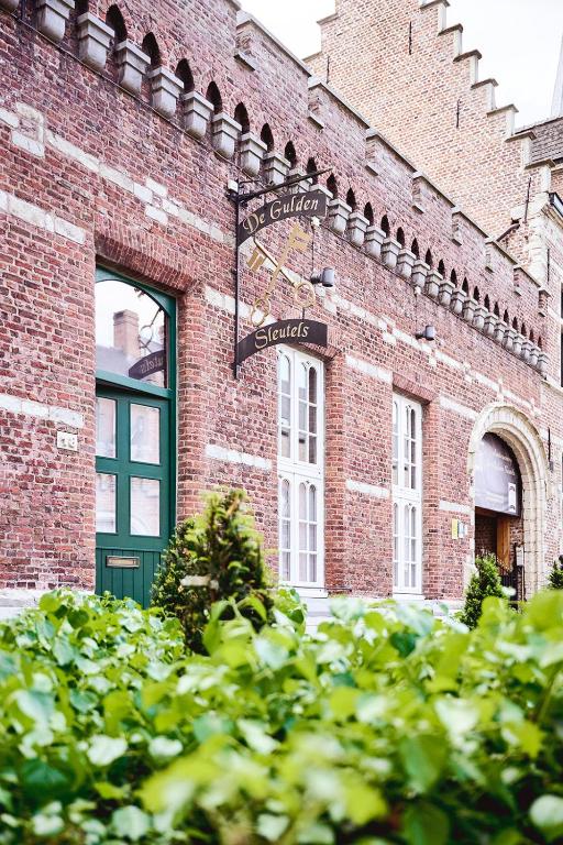 a brick building with a street sign on it at Vakantiewoning De Gulden Sleutels in Kruibeke