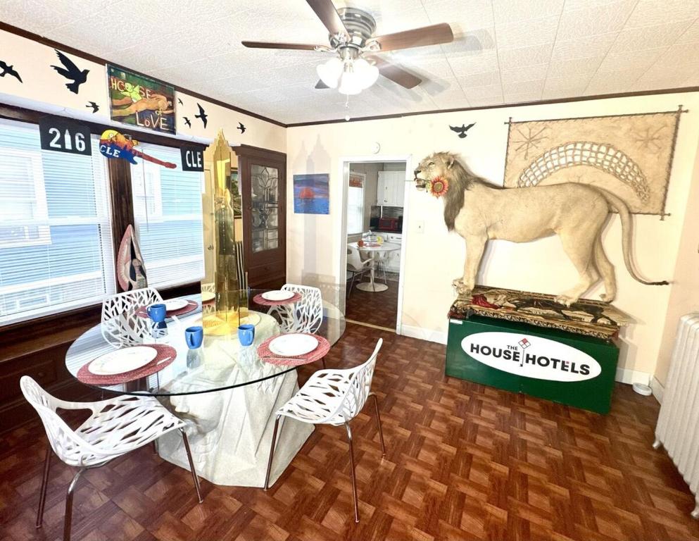 Fotografie z fotogalerie ubytování Sleep with a Lion!! 6 bedroom house, near downtown, Ohio city Tremont! v destinaci Cleveland