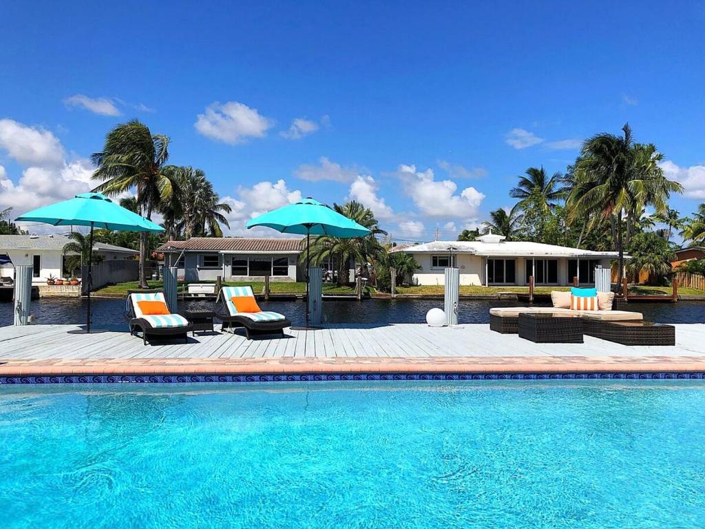 Бассейн в Waterfront Oasis with Pool, Sunset Views and Dock или поблизости