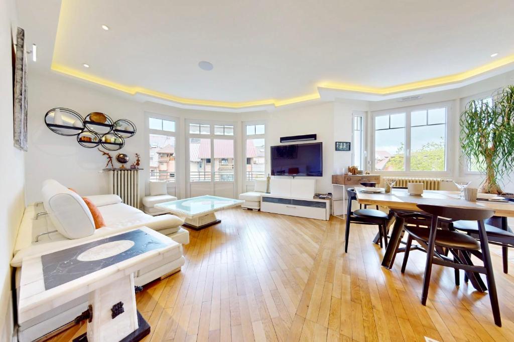 un salon avec une table et une salle à manger dans l'établissement Le Chapuisien - 4 étoiles vielle ville et lac, à Annecy