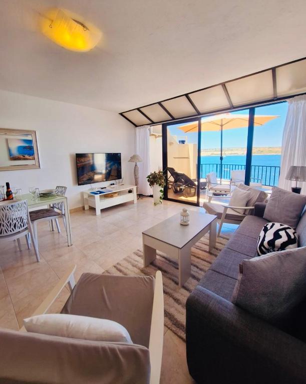 Seafront apartment Terrace, lounger & Panoramic ocean views - 10