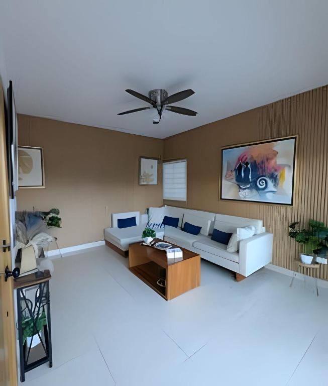 un soggiorno con un divano e un ventilatore a soffitto di Atlantic 9, Apartamento cerca de playa. a Sabana Grande