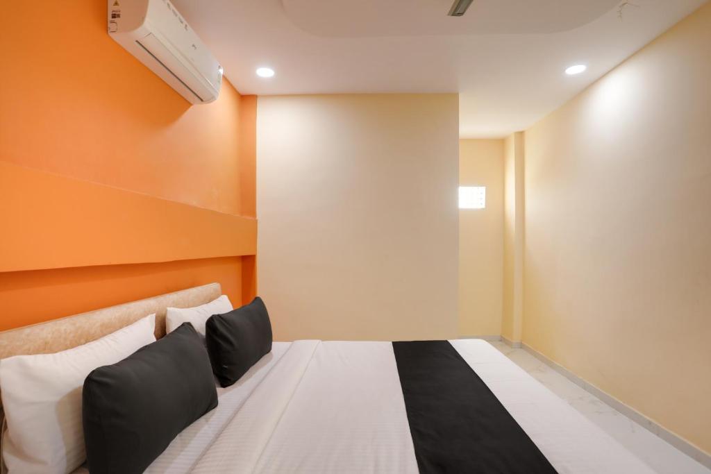 Postel nebo postele na pokoji v ubytování Hotel O Sky View Stay In