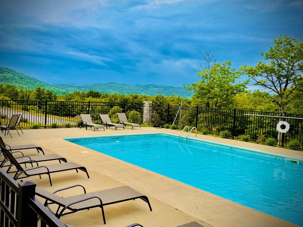 Bazén v ubytování Travelodge by Wyndham Lake George NY nebo v jeho okolí