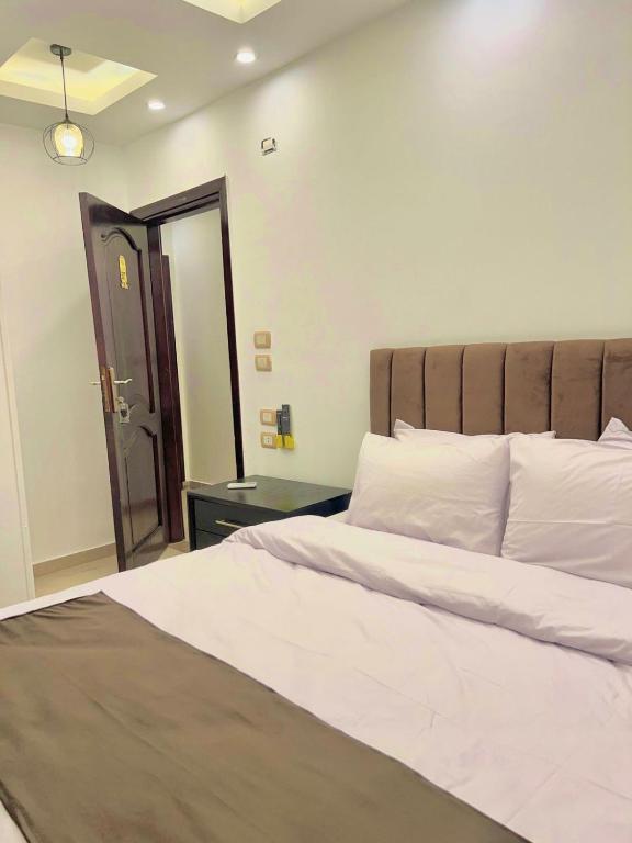 Postel nebo postele na pokoji v ubytování Memphis pyramids hotel