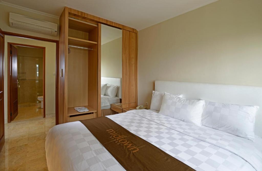 Postel nebo postele na pokoji v ubytování Midtown Residence Simatupang Jakarta