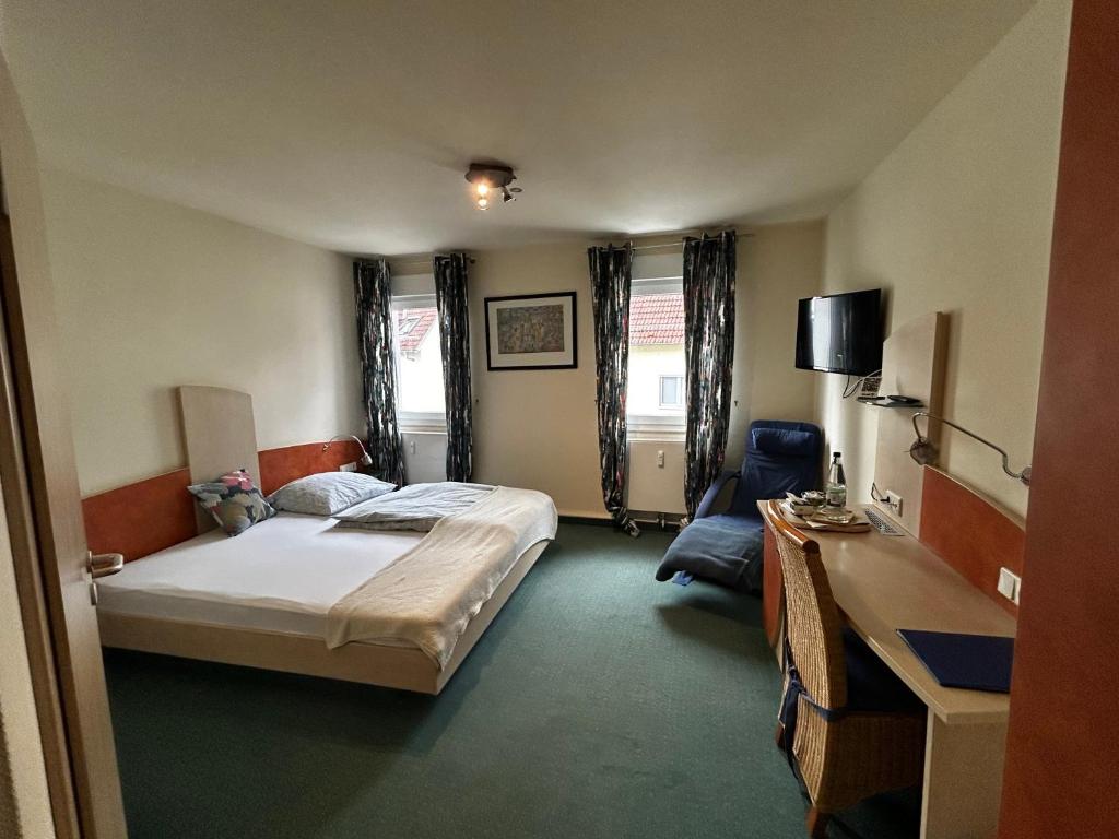 Postel nebo postele na pokoji v ubytování Fränkischer Hof Hotel Garni
