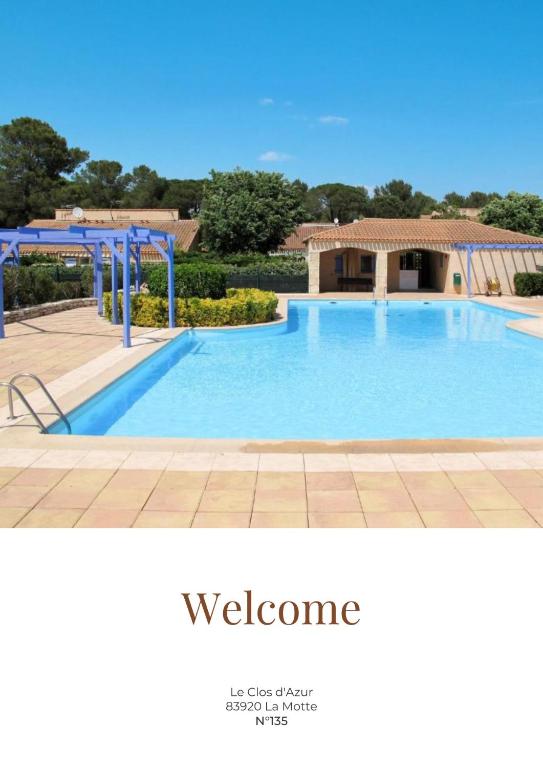 une grande piscine devant une maison dans l'établissement Le Petit Mazet près du golf, à La Motte