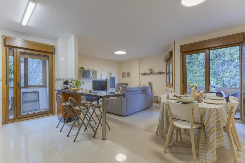 科巴罗A Canteira Beach的配有桌椅的厨房和客厅