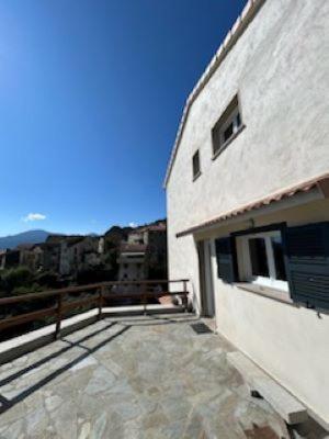 - un grand bâtiment blanc avec une grande terrasse dans l'établissement maison tranquille, à Beaupouyet