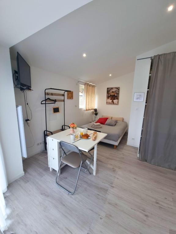 un salon avec une table et un canapé dans l'établissement Le Petit Brevin, à Saint-Brévin-les-Pins