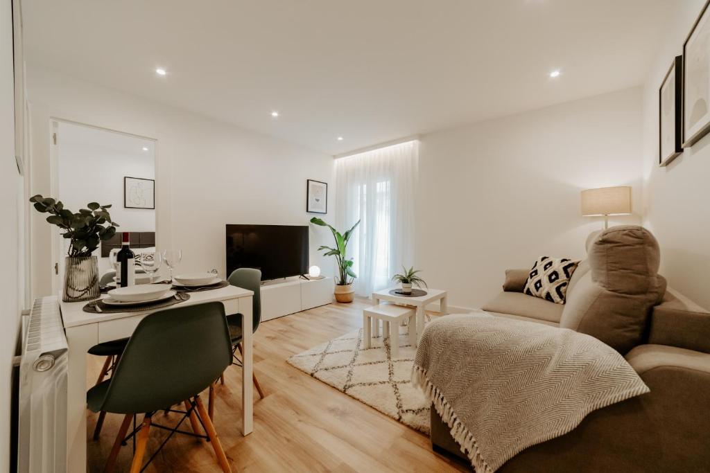 ログローニョにあるLogroño Urban Homeのソファとテーブルのある白いリビングルーム