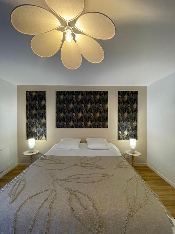 Un dormitorio con una cama grande con ventilador de techo. en Maison 262 - Chambord Escape, en Huisseau-sur-Cosson