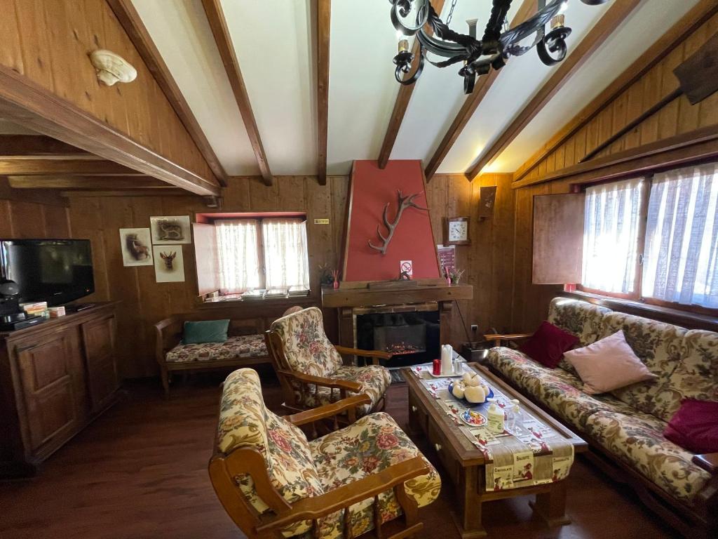 una sala de estar con un sofá y una mesa en El Hayedo de Argovejo, en Argovejo