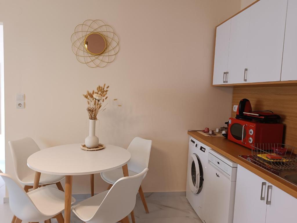 Kuchyň nebo kuchyňský kout v ubytování AEGEAN SUITES