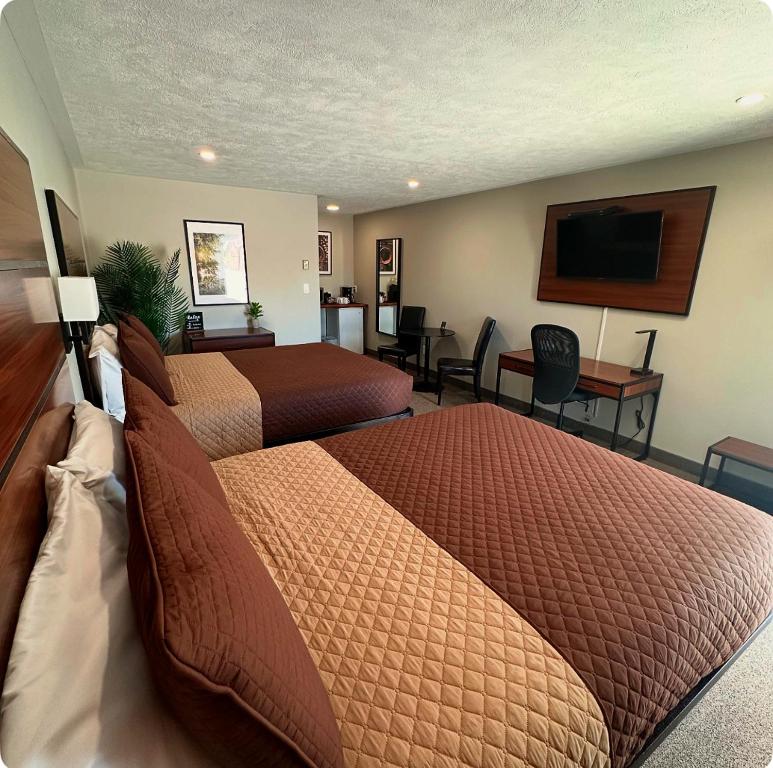 Letto o letti in una camera di Manitoulin Inn