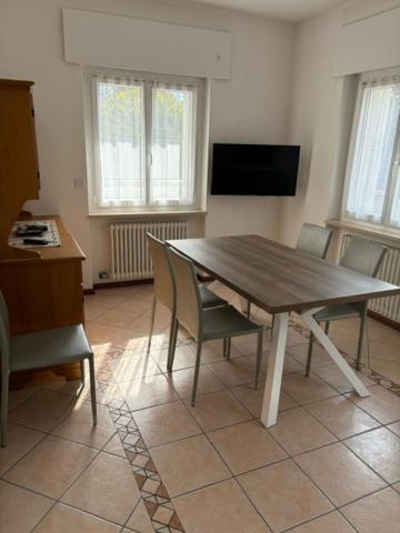 Televízia a/alebo spoločenská miestnosť v ubytovaní Villa Ginestra