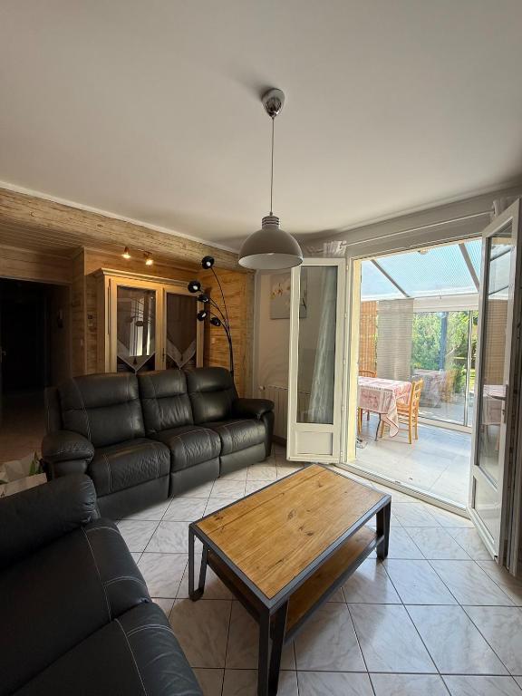 un salon avec un canapé et une table basse dans l'établissement Maison Tamaris, à LʼIsle-sur-la-Sorgue
