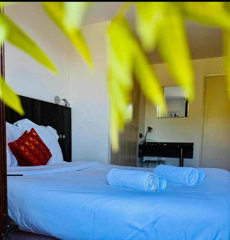 Postel nebo postele na pokoji v ubytování Le Victor Hugo - Hôtel et Restaurant - Logis Hôtels