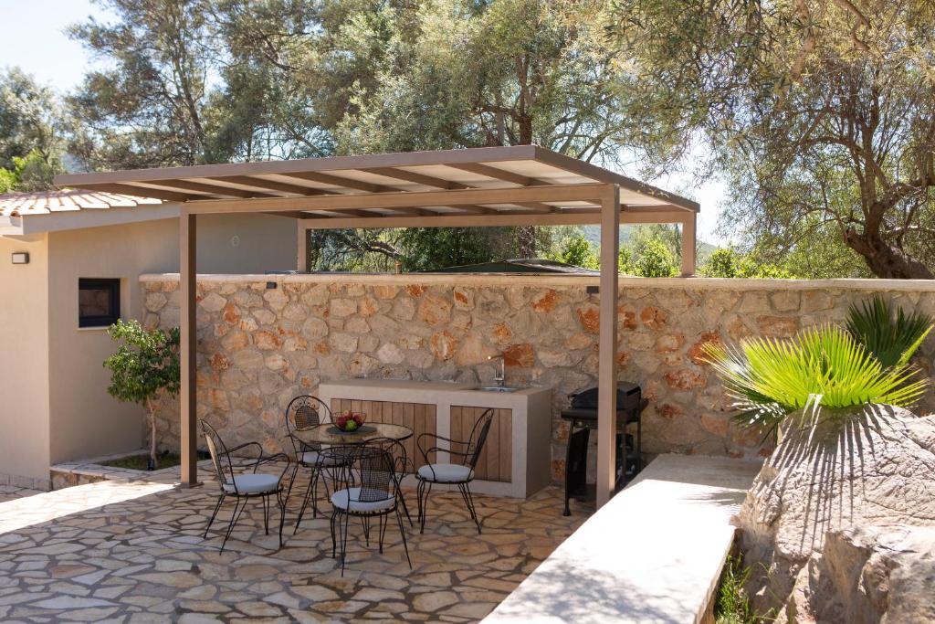 Patio alebo iná vonkajšia časť ubytovania Lefkolia Retreat