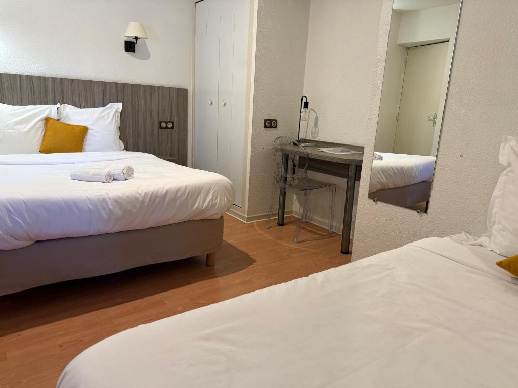 Postel nebo postele na pokoji v ubytování Le Victor Hugo - Hôtel et Restaurant - Logis Hôtels