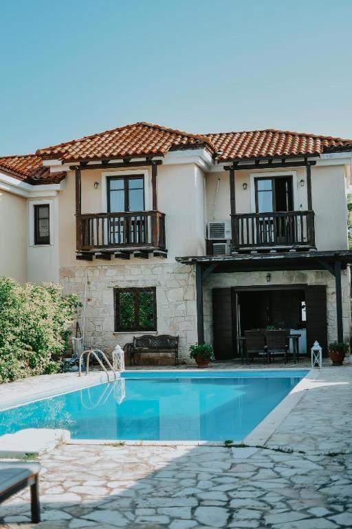 una casa con piscina di fronte a una casa di Villa Posidi with Private Pool and Sea View a Possidi