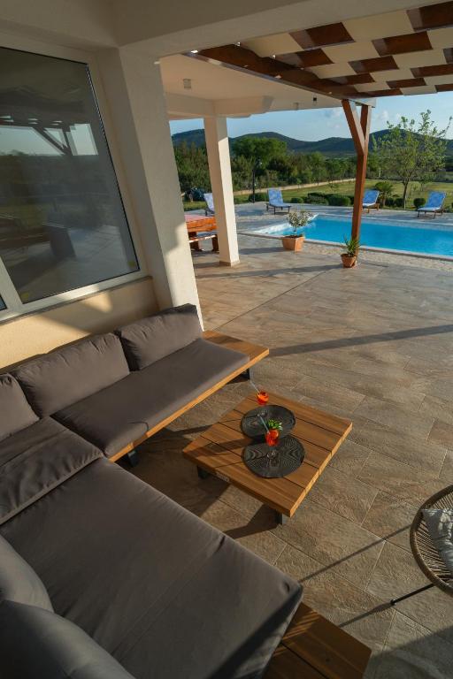 Bazén v ubytování Villa Iva with heated pool nebo v jeho okolí