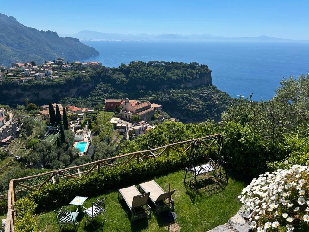 vista sull'oceano da una collina con panchine di The little tower of Minuta a Scala