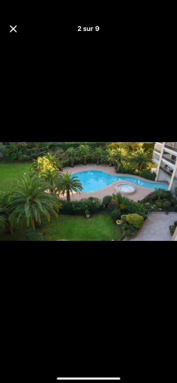 une capture d'écran d'une photo d'une piscine dans l'établissement Appartement saisonnier, à Mandelieu-la-Napoule