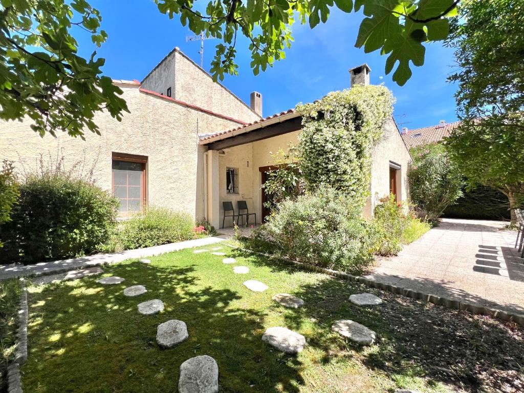 Maison 12 personnes max proche Mer et parkings gratuits في لو غراو دو روا: اطلالة خارجية على منزل مع حديقة