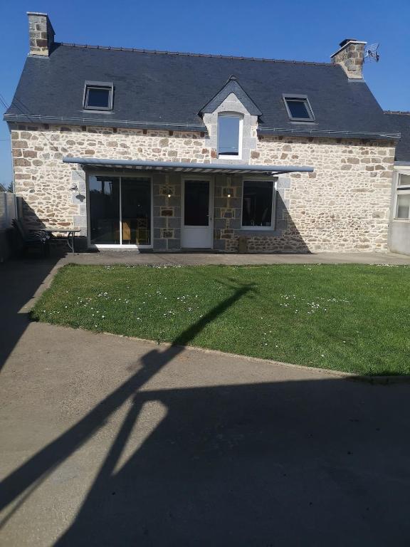 une maison avec l'ombre d'un bâtiment dans l'établissement Maison de campagne avec terrain clos, à La Méaugon