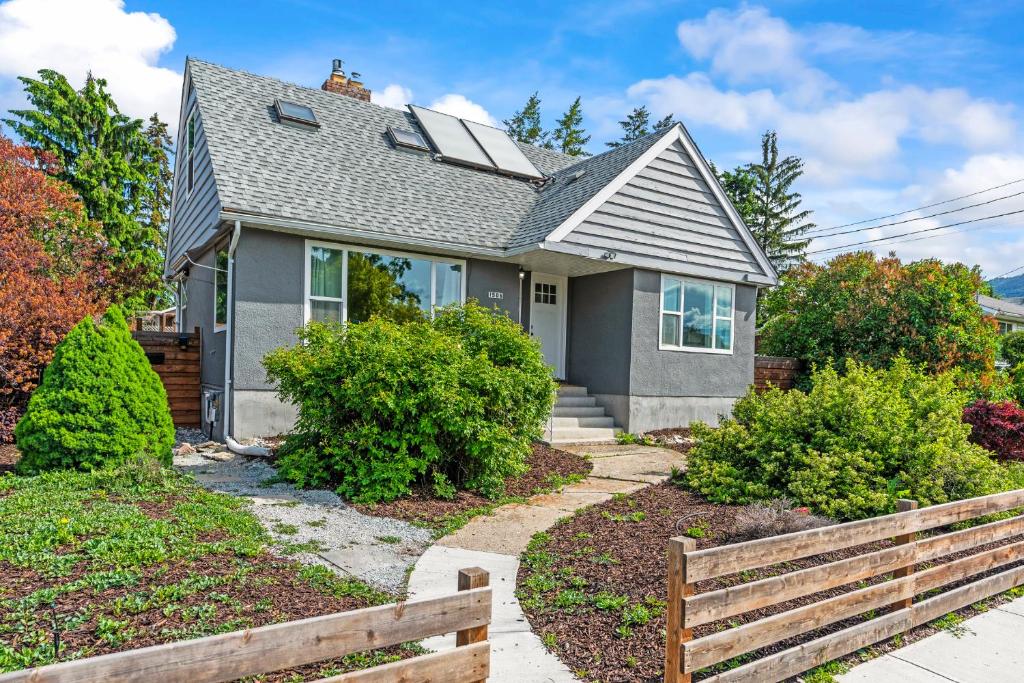 Vườn quanh Stunning Heritage Home, Sleep 8, Hot Tub, Private Yard, Firepit