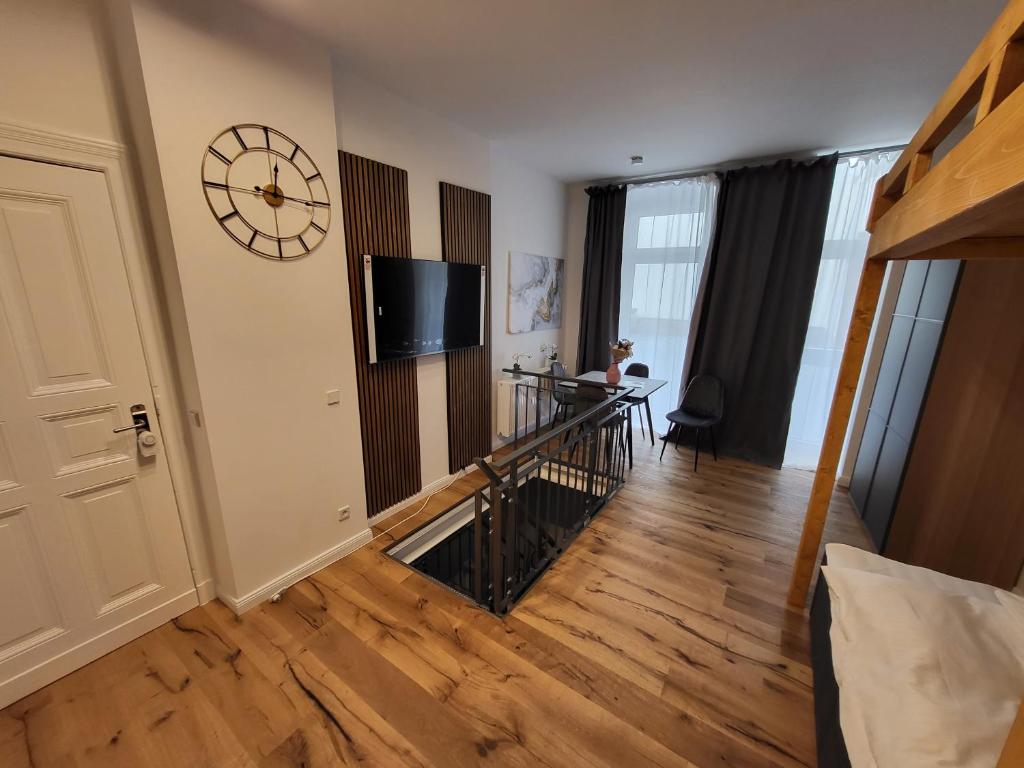 Hotel Kant 99 S, a room with a staircase and a clock on the wall at Kant 99 S in Berlin