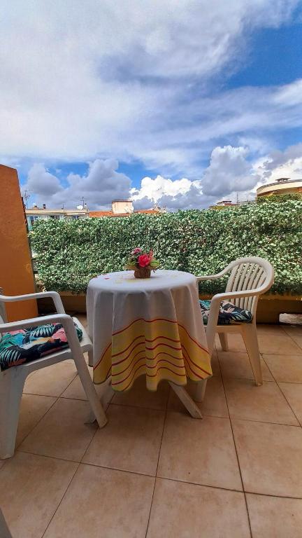 - une table et des chaises sur une terrasse avec vue sur un champ dans l'établissement Nice flat near sea and center, à Nice