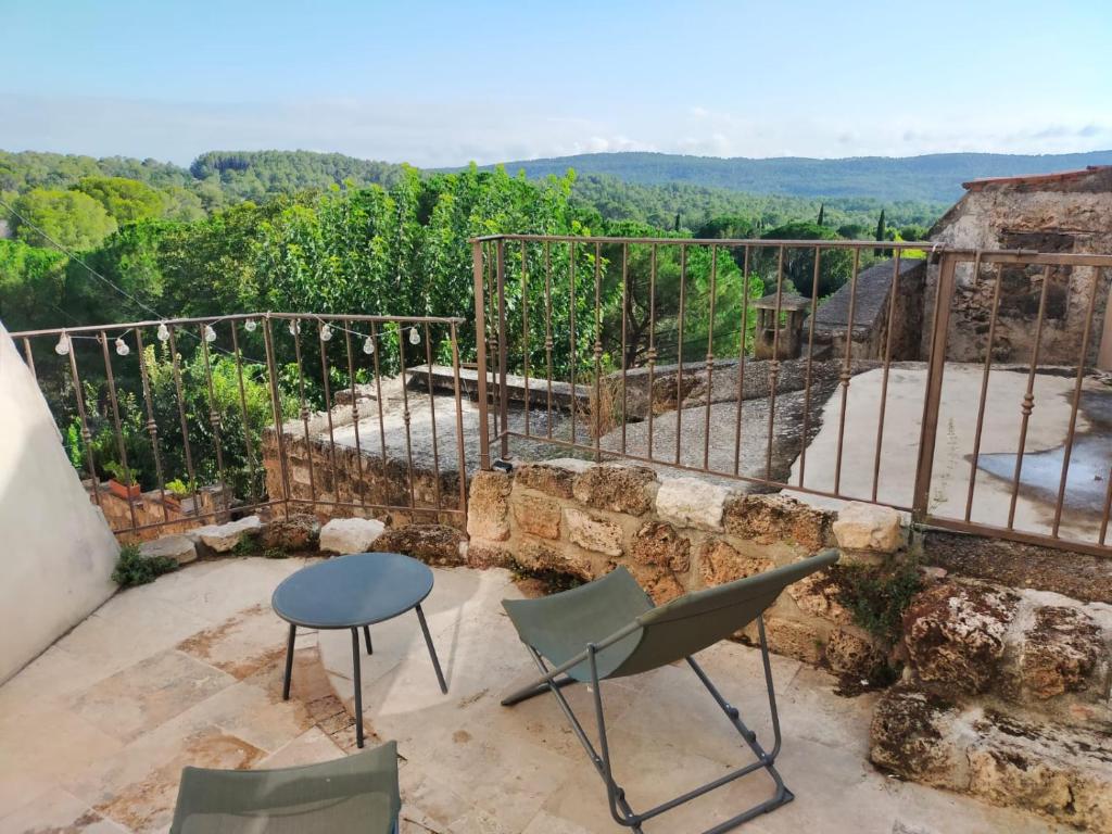 un balcon avec des chaises et une table et une vue dans l'établissement appartement avec terrasse et vue dégagée, à Villecroze
