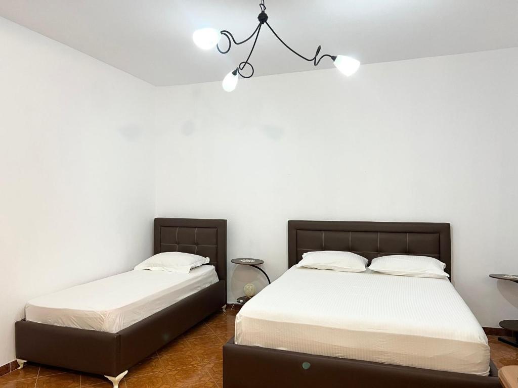 Ένα ή περισσότερα κρεβάτια σε δωμάτιο στο Modern Seaside Stay with Sunset Views & Private Balcony